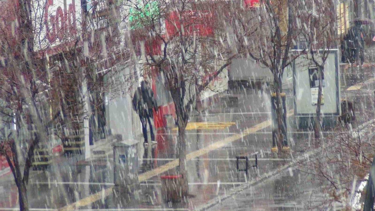 Kars Beyaza Büründü, Sıcaklık -5 Dereceye Düştü! Doğu Anadolu'da Kar Yağışı Etkisini Artırıyor