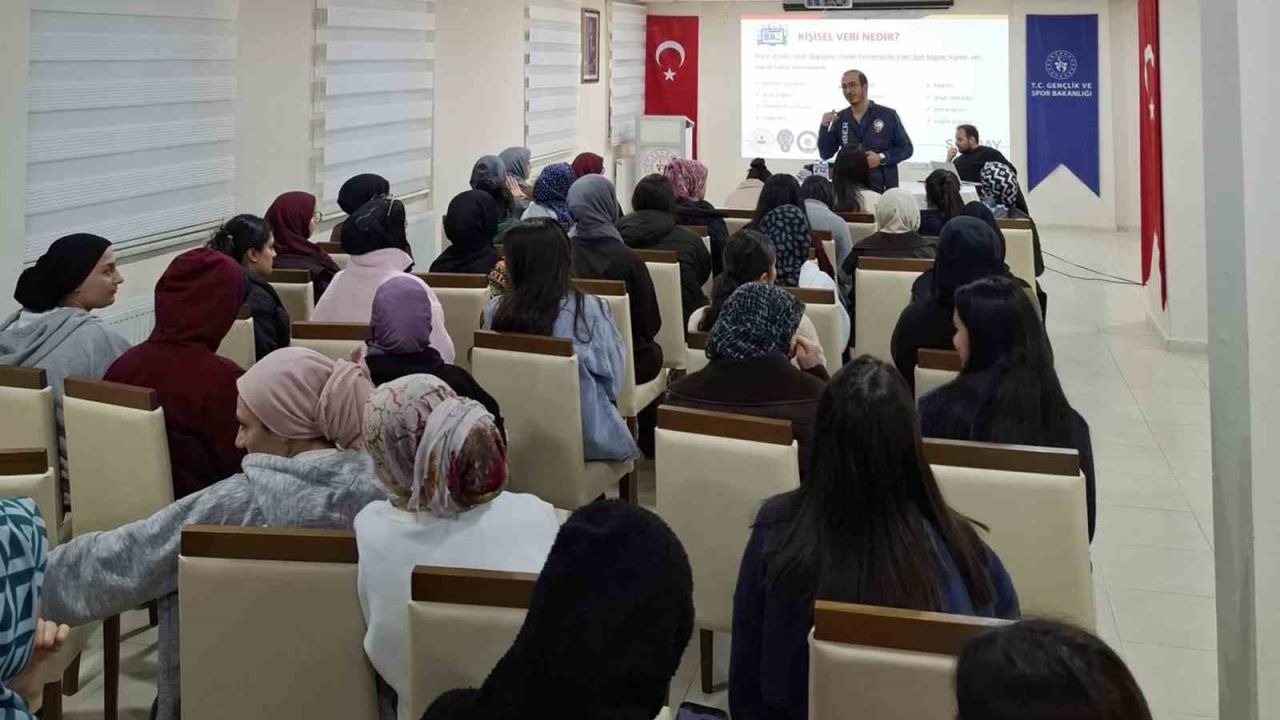 Kars Polisi Gençleri Güvenli İnternet Konusunda Bilgilendirdi