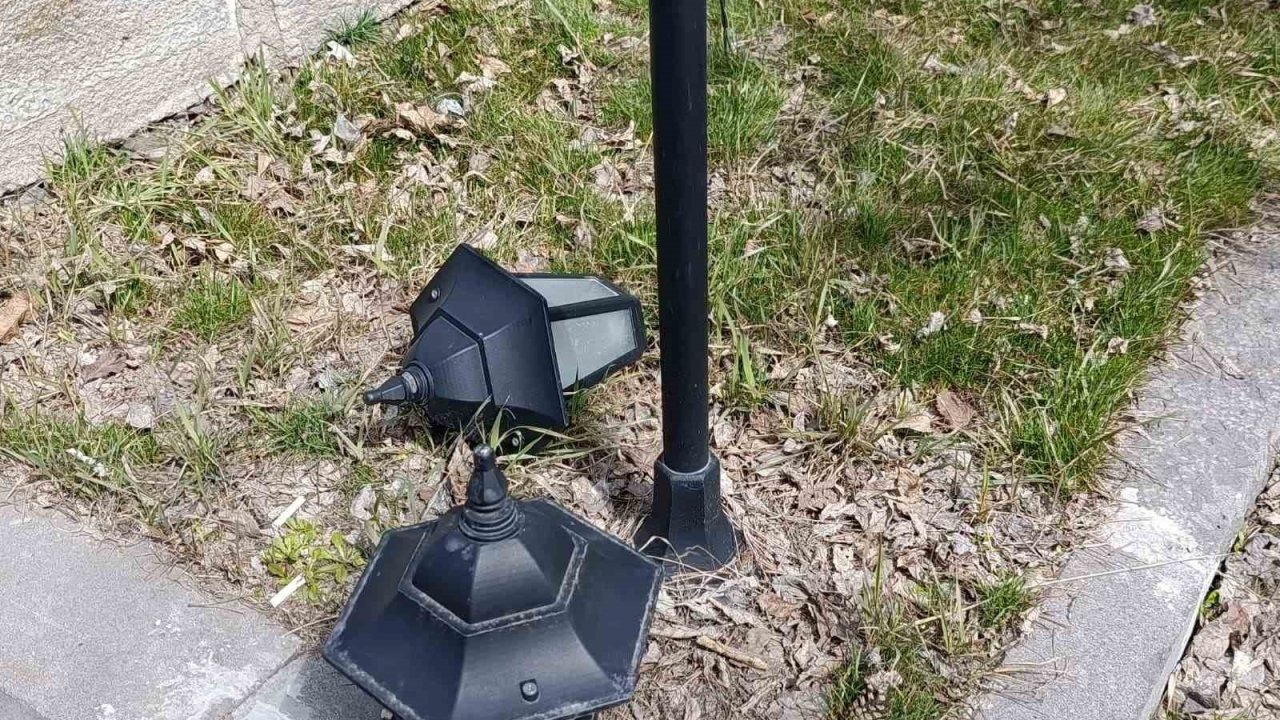 Kars Valilik Parkı’ndaki Bakımsızlık ve Tahribat Tepki Çekiyor