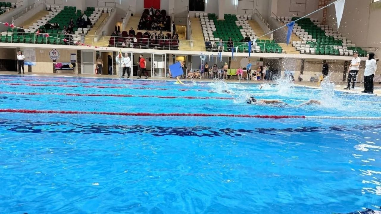 Karslı Yüzücülerden Büyük Başarı: Ulusal Gelişim Ligi Vizelerinde Yarı Final Bileti Alındı