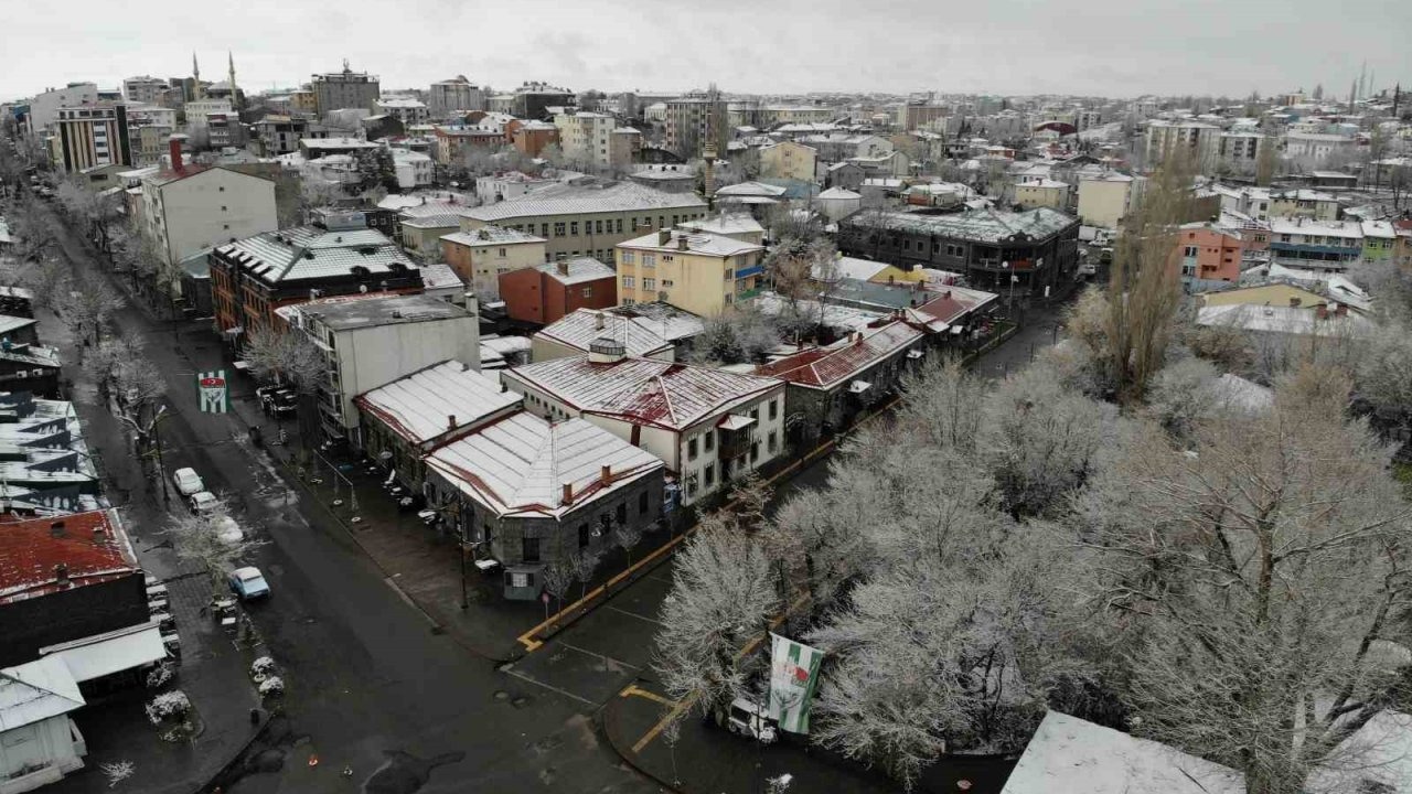 Kars’ta Bahar Beklenirken Zemheri Soğukları Geri Döndü! Meteoroloji’den Kars ve Ağrı İçin Kuvvetli Kar Uyarısı