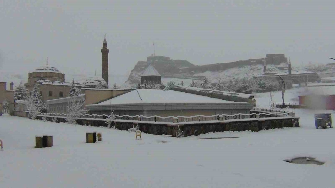 Kars’ta Nisan Ayında Kış Güzelliği: Kar Kalınlığı 30 Santimetreyi Aştı