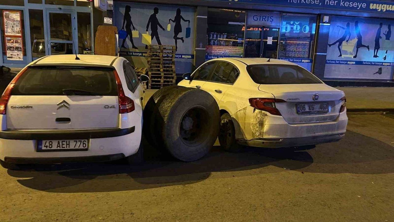 Kars'ta seyir halindeki kamyonun tekeri koptu