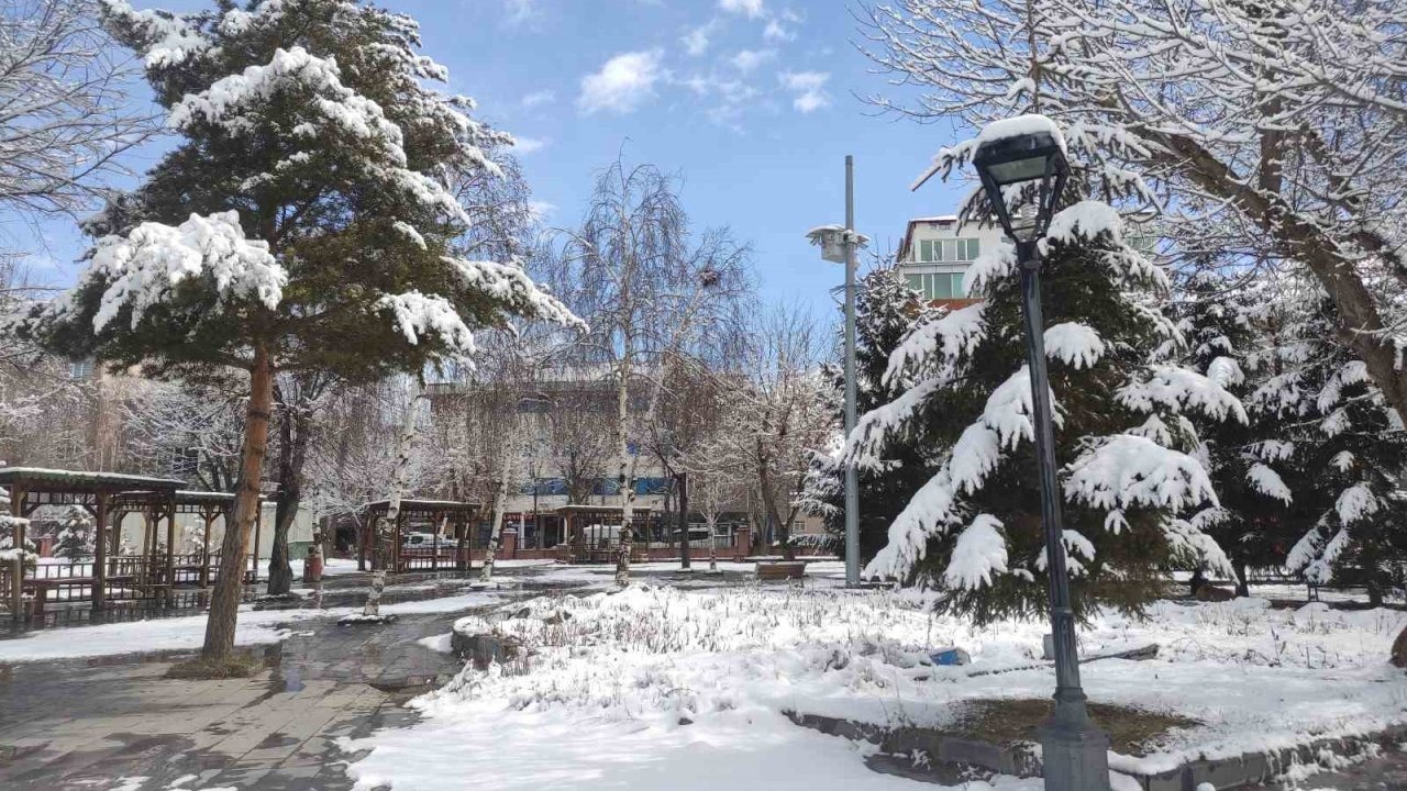 Kış Ardahan'ı Terk Etmiyor: Nisan Ayında Kar Yağışı Kartpostallık Görüntüler Oluşturdu