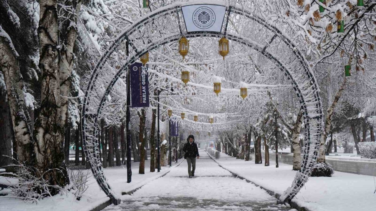Kış Geri Döndü! Erzurum Beyaza Büründü: Kar, Fırtına ve Çığ Alarmı Verildi