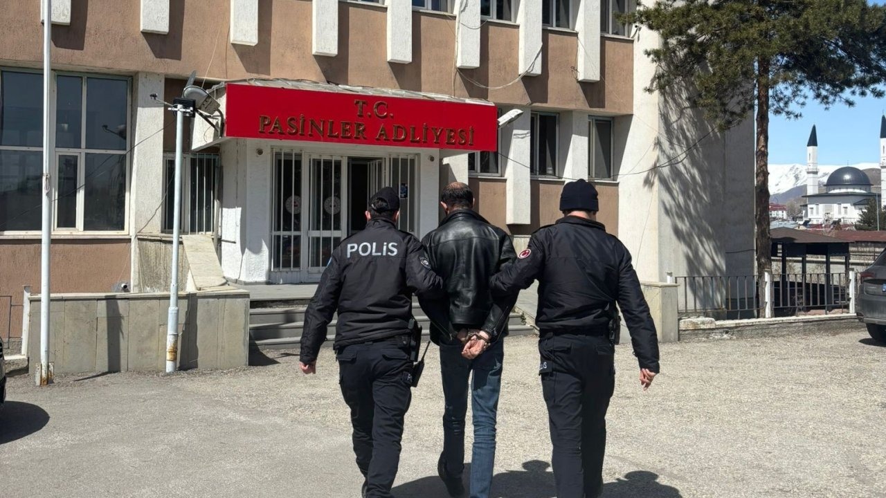 Köprüköy’de Polisten Kaçamadı: Vites Kutusunda Metamfetamin Yakalandı
