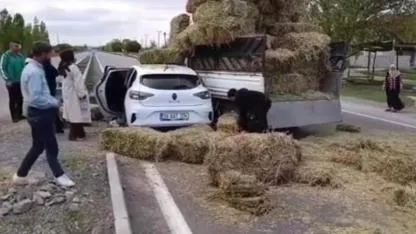 Küllük-Çarıkçı Yolunda Kaza: Ot Balyaları Yola Savruldu