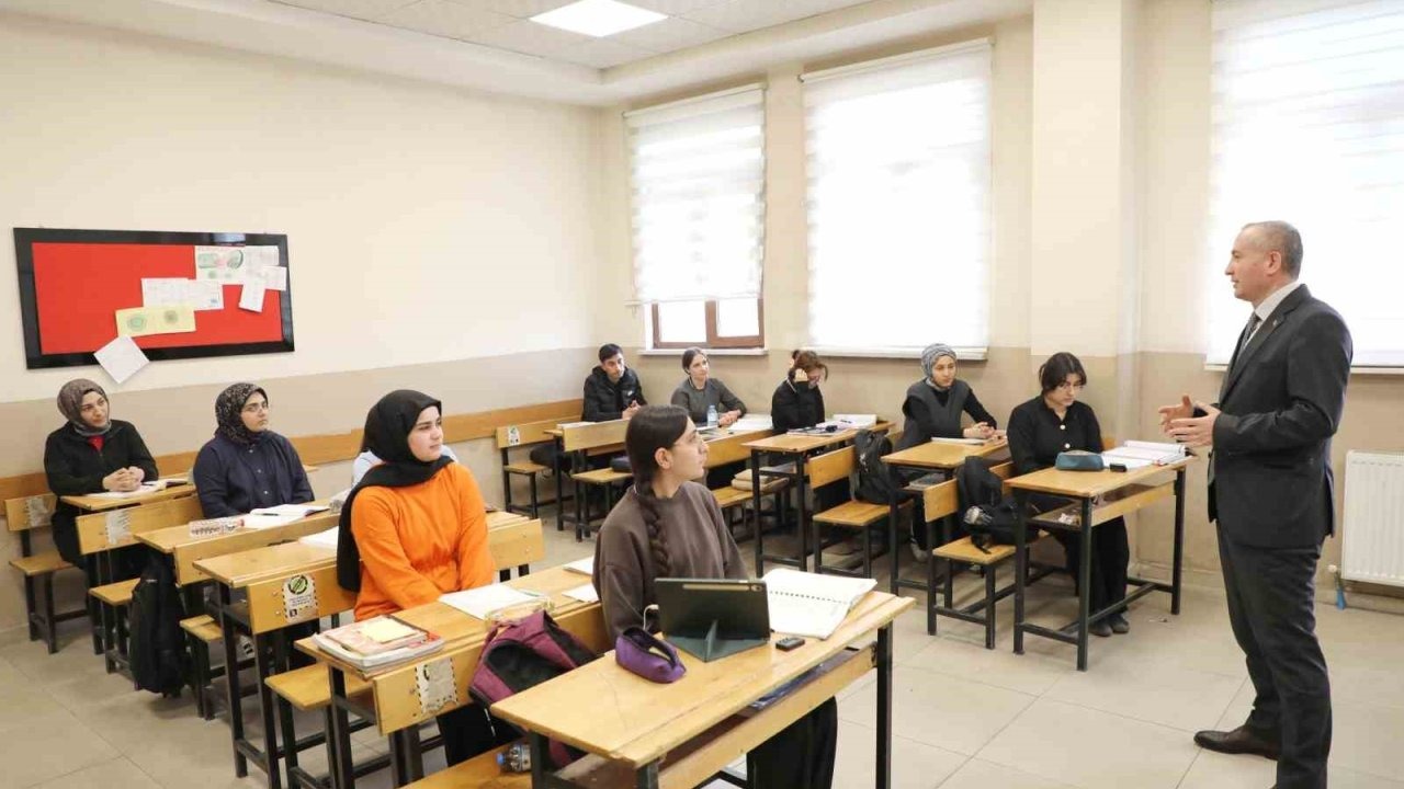 Liselerde YKS Seferberliği Başladı: İl Müdürü Kökrek Okulları Tek Tek Geziyor