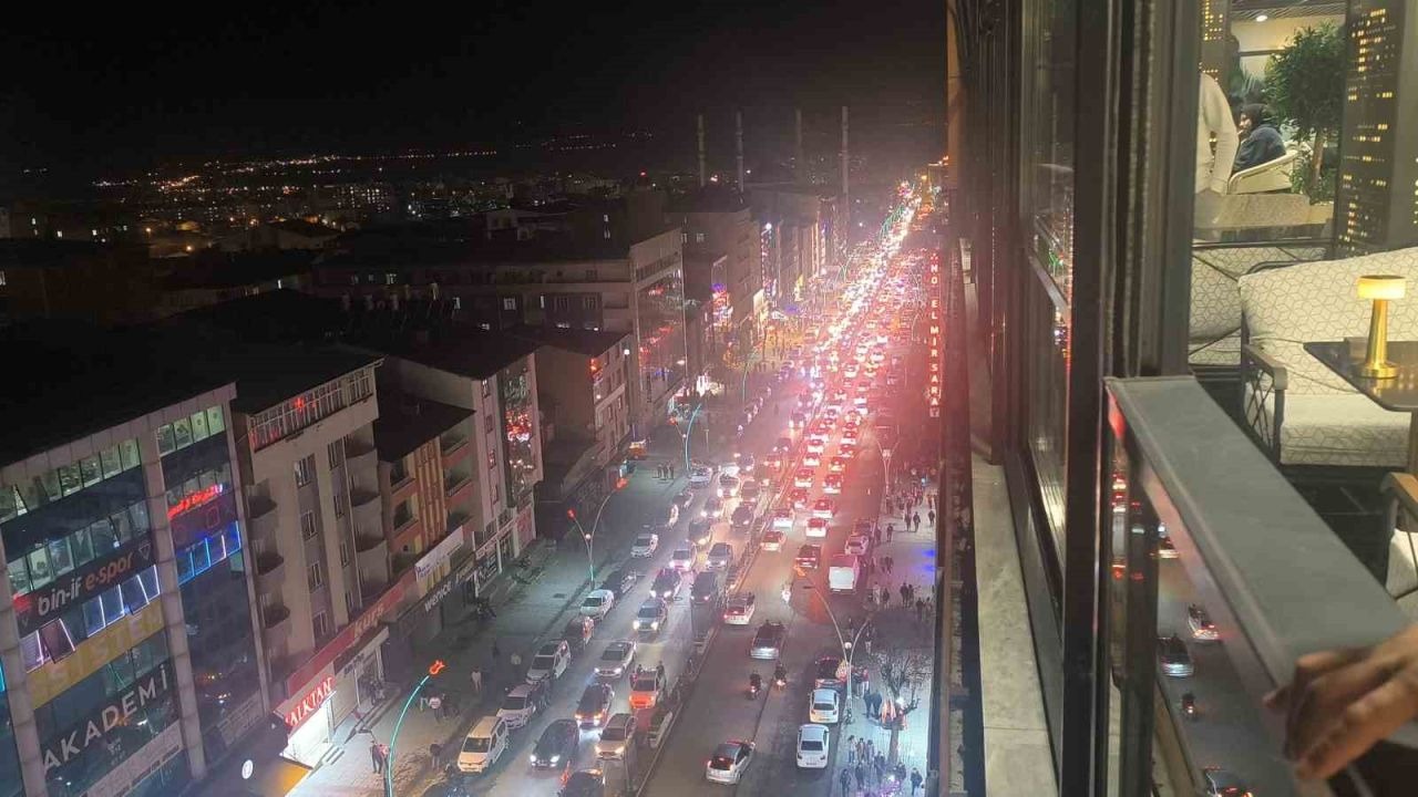 Muş Sokakları Sarı-Kırmızıya Büründü: Derbi Zaferi Sonrası Şehirde Şampiyonluk Şarkıları Yükseldi