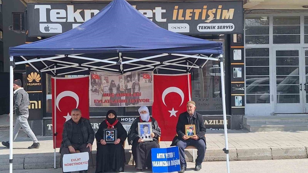 Muş’ta evlat nöbeti tutan ailelerden çocuklarına teslim ol çağrısı