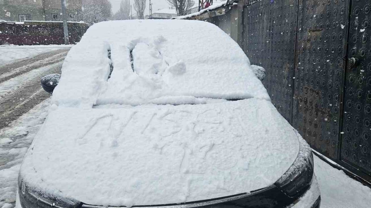 Muş'ta Şaşırtan Manzara! Bahar Beklerken Kar Bastırdı