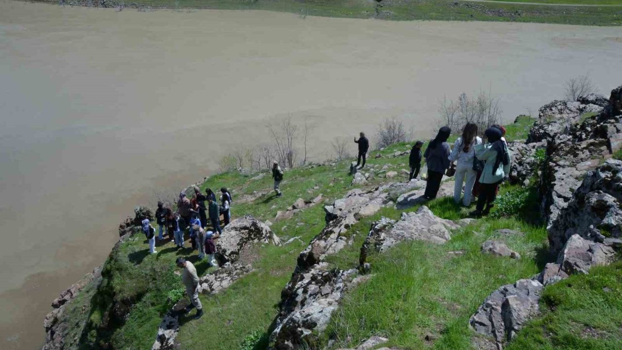 Muş'ta Teorik Eğitim Pratiğe Dönüşüyor: Şelalede Çekim