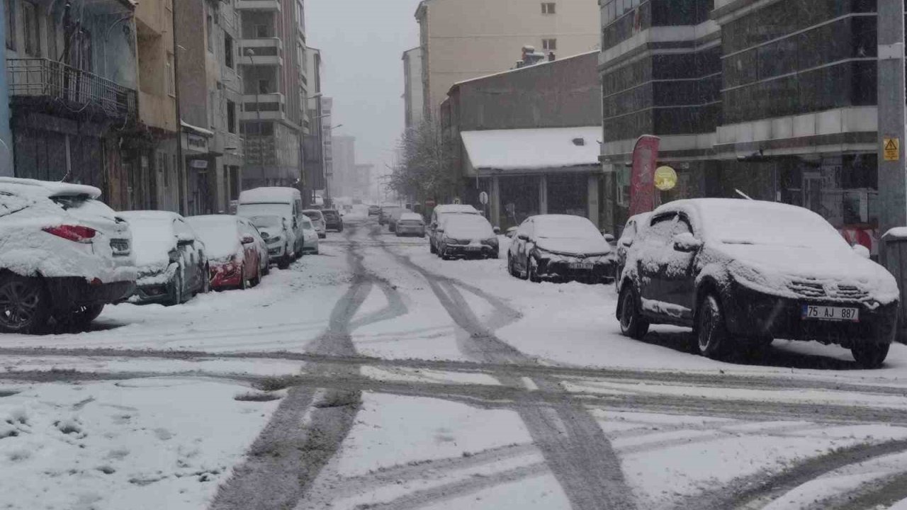 Nisan Ayında Kar Sürprizi: Ardahanlılar Güne Kar Yağışıyla Merhaba Dedi