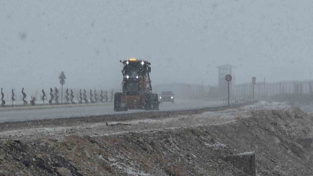 Nisan Ayında Kış Geri Döndü: Van’da Kar Yağışı Ulaşımı Felç Etti