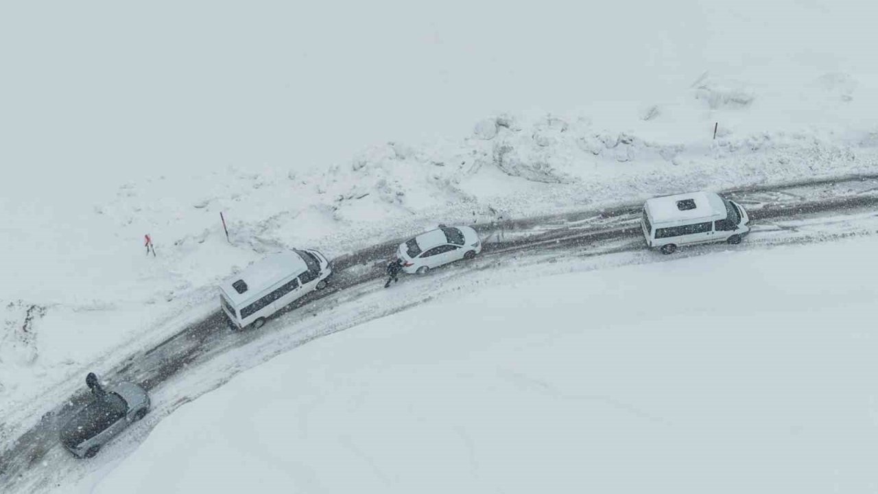 Nisan Ortasında Kış Esareti: Muş'ta 10 Araç Yolda Kaldı Ekipler Seferber Oldu