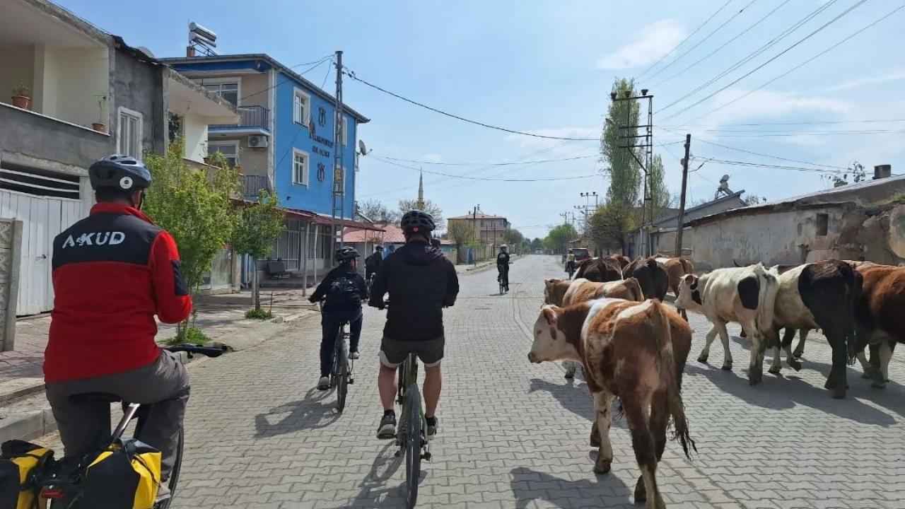 Pedallar Eğitim İçin Döndü: AKUD Üyeleri Karakoyunlu’da Pankart Açtı