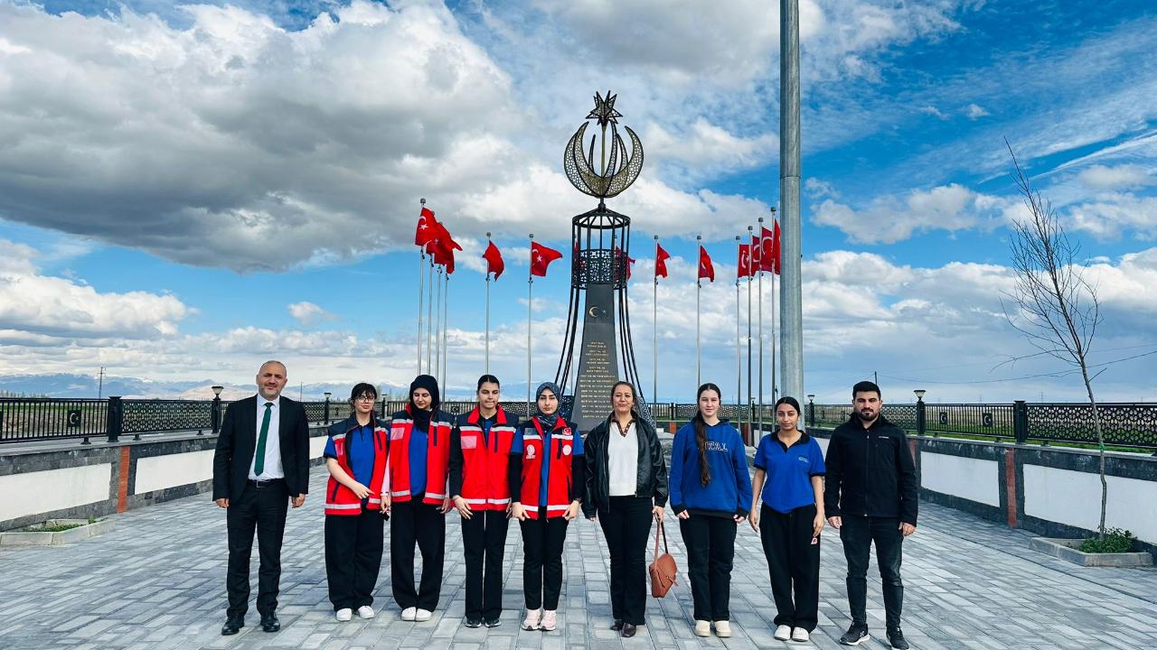 Polis Haftası’nda Anlamlı Ziyaret: Öğrencilerden Şehitlere Vefa