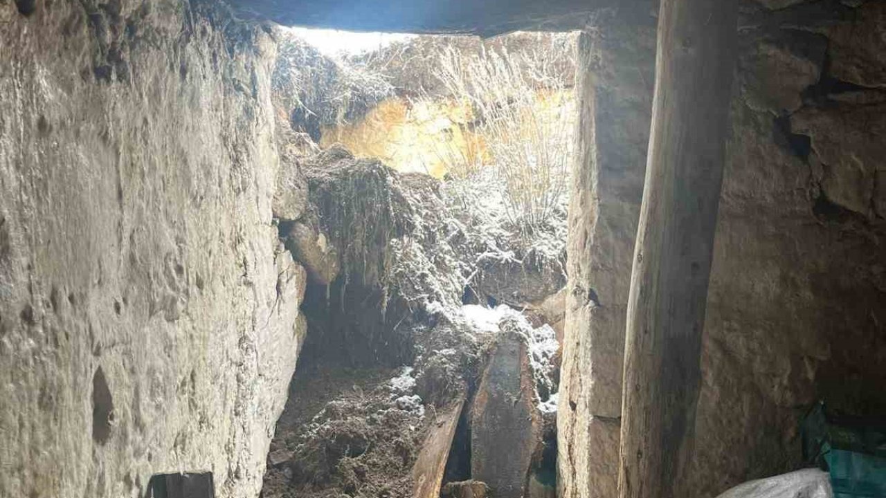 Taşdeğirmen Köyünde Korkutan Olay: Kar Kütleleri Eridi Çatı Başa Yıkıldı