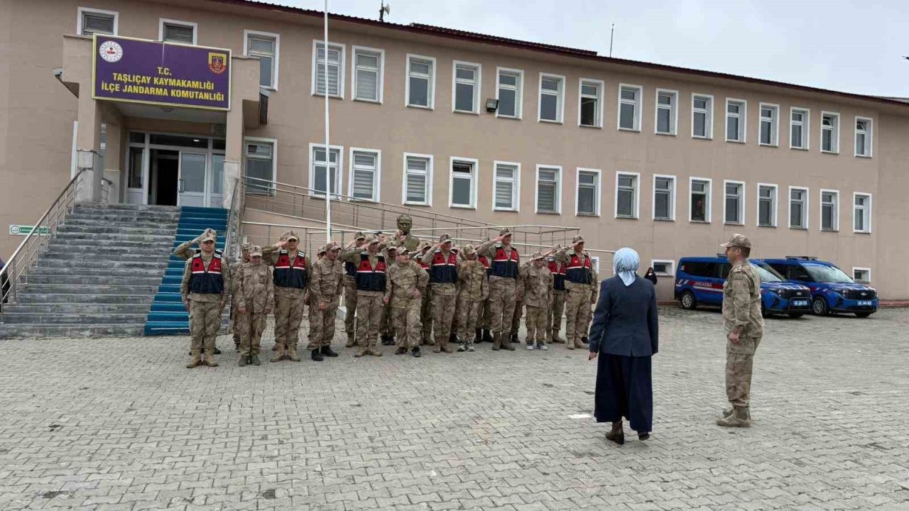 Terhis Heyecanı: Taşlıçay’da Özel Bireyler Üniforma Giydi, Bir Günlüğüne Asker Oldu