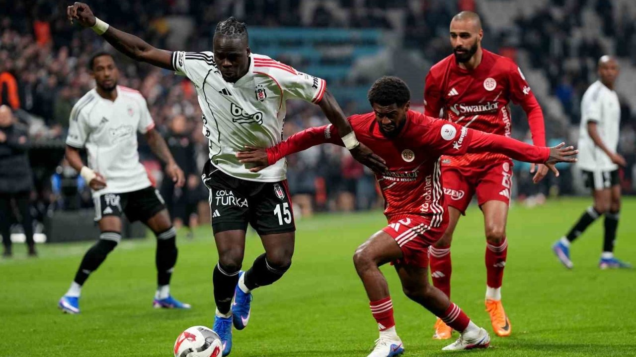 Tüpraş Stadyumu’nda Gol Yağmuru: Sergen Yalçın’ın Kartalları Antalyaspor Engelini Farklı Geçti