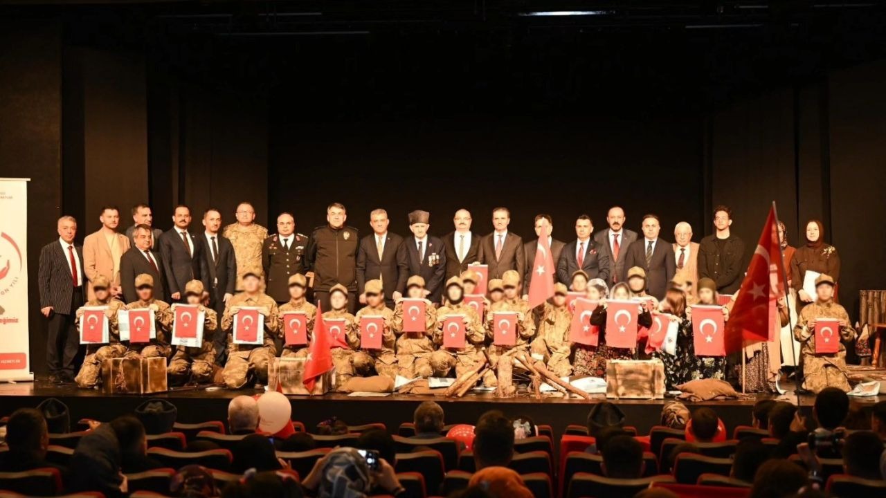 Vali Baruş Şampiyon Erzurumspor Formasıyla Çocukları Sevindirdi