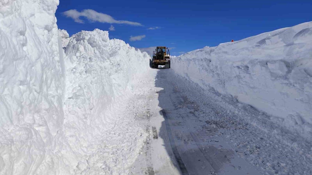 Van Başkale'de nisan ayında 5 metreyi bulan karla mücadele sürüyor