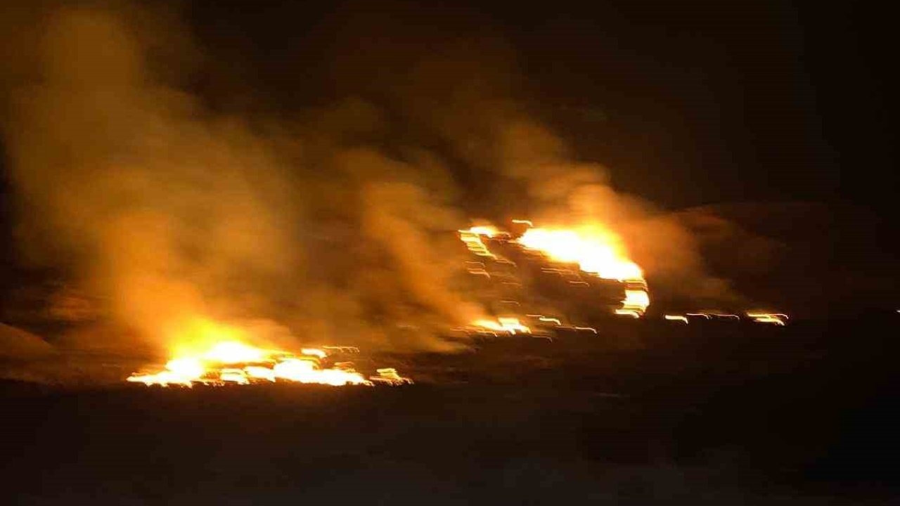 Van Edremit’te Sazlık Yangını İtfaiye Ekiplerince Söndürüldü