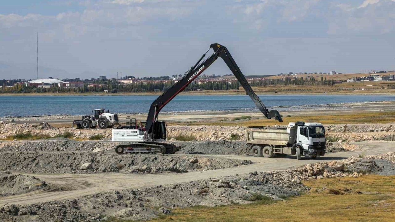 Van Gölü’nde Dip Çamuru Temizliği Aralıksız Sürüyor