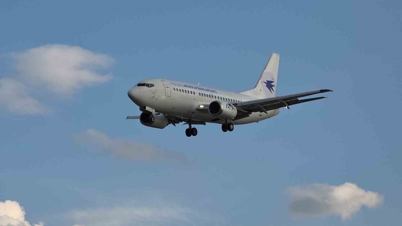 Van Havalimanı'nda Hareketli Anlar: Göçmenler Ülkelerine Döndü