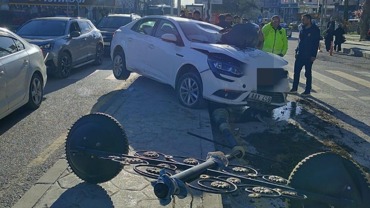 Van Merkezde Korkutan Kaza: Kontrolden Çıkan Araç Refüje Çıkarak Durabildi