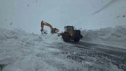 Van’da Nisan Ayında Kar Esareti: Karabet Geçidi’nde 4 Metrelik Engel!