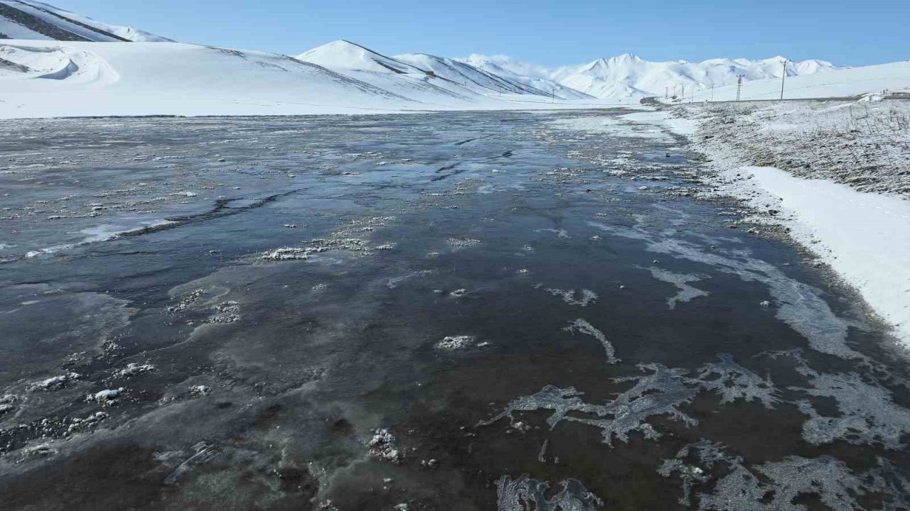 Van’da Sibirya Soğukları! Akarsular Dondu, Şehir Beyaz Sessizliğe Büründü