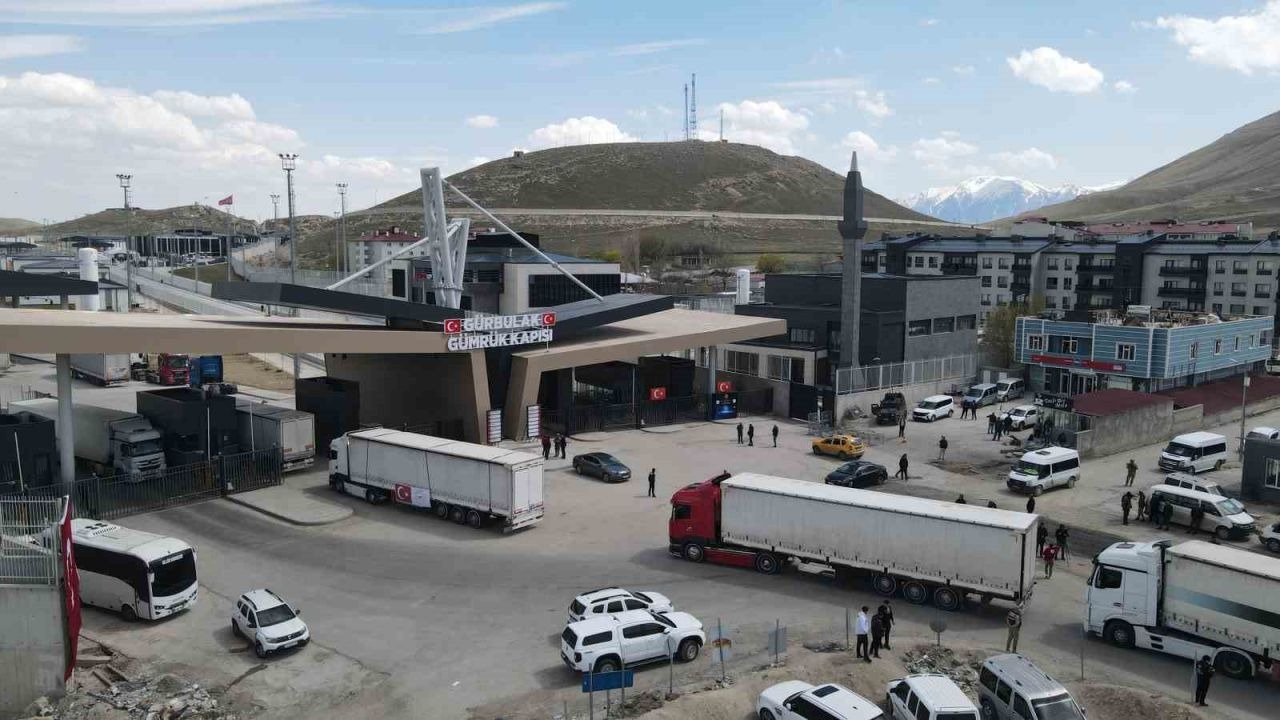 Van’dan Gürbulak’a İnsani Yardım Köprüsü: 107 Palet Tıbbi Malzeme İran Yolunda