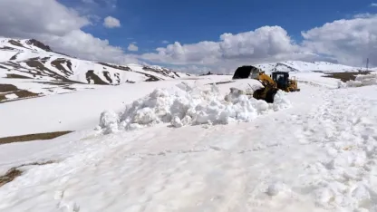 Başkale’de Kar ve Tipi Mesaisi: Askeri Üs Bölgelerinin Yolu Yeniden Ulaşımda