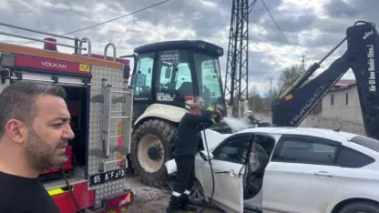 Van'da İş Makinesi ile Otomobil Çarpıştı: Ekipler Seferber Oldu