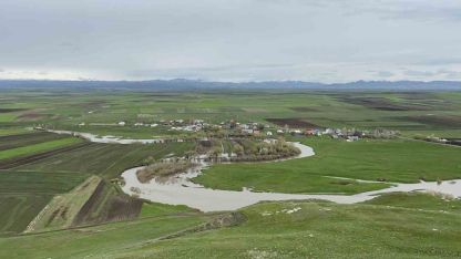 Kars Akyaka'da Karahan Çayı Taştı: Kalkankale Köyü Sular Altında