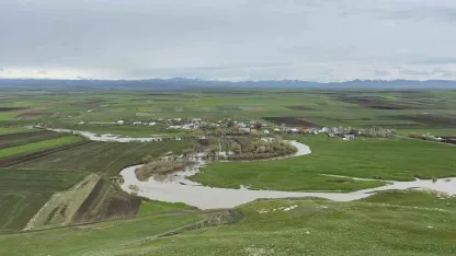 Kars Akyaka'da Karahan Çayı Taştı: Kalkankale Köyü Sular Altında