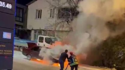 Oltu’da Korkutan Araç Yangını: Akaryakıt İstasyonu Yakınında Tofaş Alev Aldı