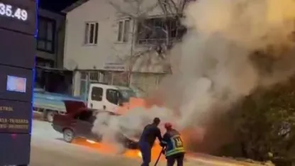Oltu’da Korkutan Araç Yangını: Akaryakıt İstasyonu Yakınında Tofaş Alev Aldı