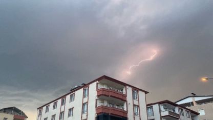 Iğdır’da Yağış Öncesi Şimşekler Gökyüzünü Aydınlattı