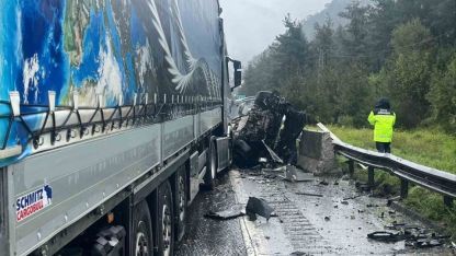 Tarsus Otoyolu'nda Tır Karşı Şeride Geçti: 1 Ölü, 5 Yaralı