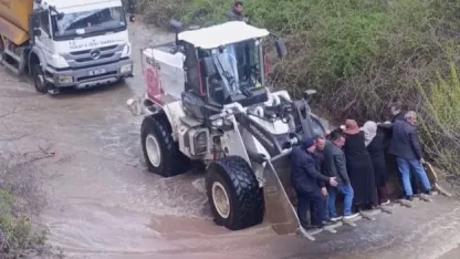 Sivas'ta Sıra Dışı Ulaşım: Cenazeye Kepçeyle Gittiler