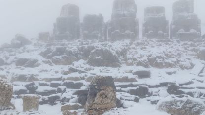 Nemrut Dağı'nda Mayıs Sürprizi: Dev Heykeller Kar Altında