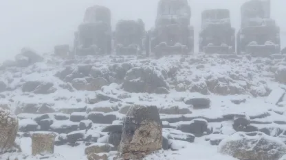 Nemrut Dağı'nda Mayıs Sürprizi: Dev Heykeller Kar Altında