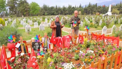 Okul Saldırısında Ölen Çocukların Mezarlarına Ziyaretçi Akını