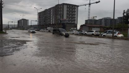 Ergani'de Sağanak Kabusu: Yollar Göle Döndü, Evleri Su Bastı