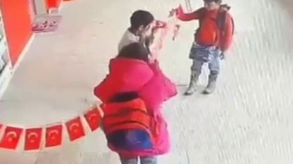 Erzurum’da Yürek Isıtan Görüntü: Minik Öğrencilerin Bayrak Hassasiyeti