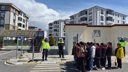Kars’ta Miniklere Trafik Dersi: Çocuk Trafik Eğitim Parkı’nda Renkli Görüntüler