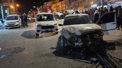 Muradiye’de Korkutan Kaza: 3 Araç Çarpıştı, Yaralanan Olmadı