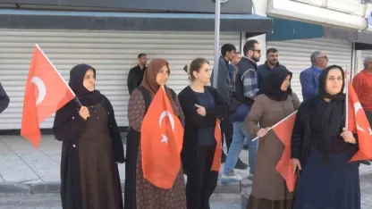 Van'da Evlat Nöbeti Kararlılıkla Sürüyor: "Kefenimizi Boynumuza Sararak Yola Çıktık"